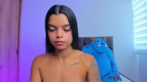 Snapshot of mia_world_ chatting on 10-15-25, 12:27 online show from 10-15-25, 12:27