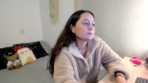 Snapshot of mia_xgray chatting on 12-19-24, 10:32 Mia   online show from 12-19-24, 10:32