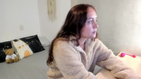 Snapshot of mia_xgray chatting on 02-08-25, 07:05 Mia   online show from 02-08-25, 07:05