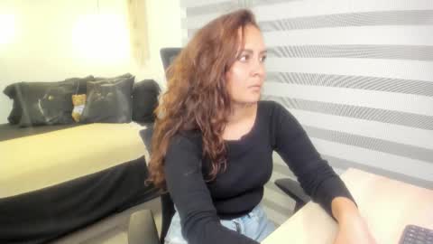 Snapshot of mia_xgray chatting on 10-14-25, 11:05 Mia   online show from 10-14-25, 11:05