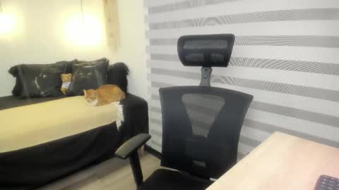 Snapshot of mia_xgray chatting on 10-17-25, 10:12 Mia   online show from 10-17-25, 10:12