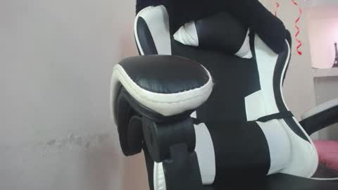 Snapshot of miaa_scott chatting on 11-16-25, 01:17 online show from 11-16-25, 01:17