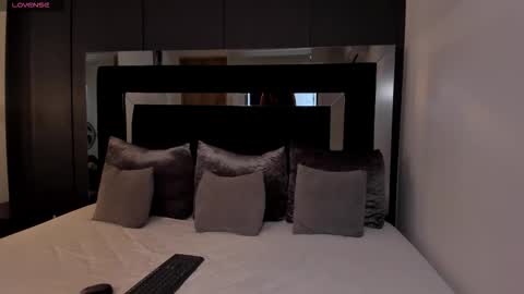 Mia  online show from 11-28-25, 05:37