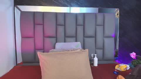 Mia online show from 11-14-25, 12:04