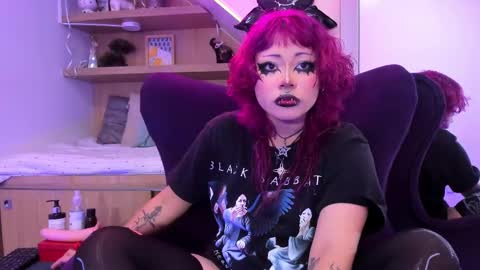 Mia online show from 02-23-25, 12:37