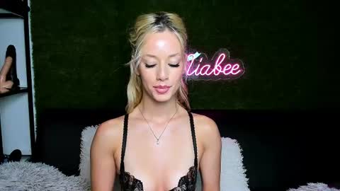 MiaBeeX online show from 07-29-26, 06:28