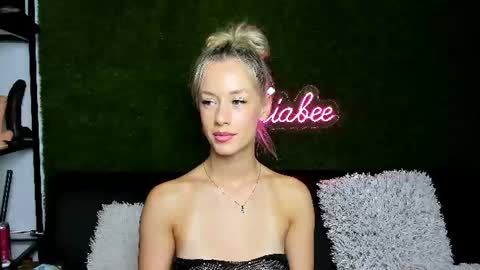 MiaBeeX online show from 08-03-26, 07:51
