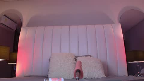 Snapshot of miacamille chatting on 05-06-26, 06:57 Mia Camille online show from 05-06-26, 06:57