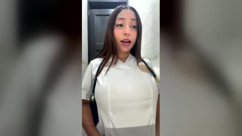 Snapshot of miacamille chatting on 05-09-26, 10:04 Mia Camille online show from 05-09-26, 10:04
