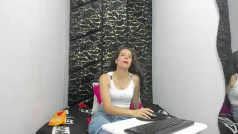 Snapshot of miacours chatting on 06-24-26, 01:54 MiaCours online show from 06-24-26, 01:54