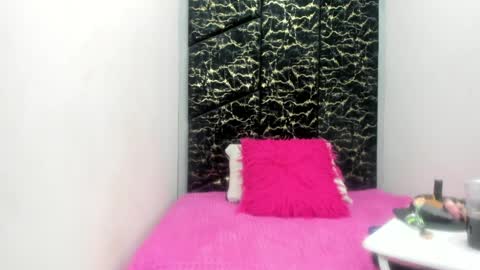 Snapshot of miacours chatting on 06-30-26, 01:01 MiaCours online show from 06-30-26, 01:01