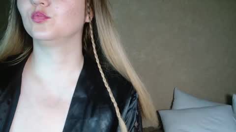 Snapshot of miafoxisja chatting on 09-19-25, 02:07 MiaFoxisJa online show from 09-19-25, 02:07