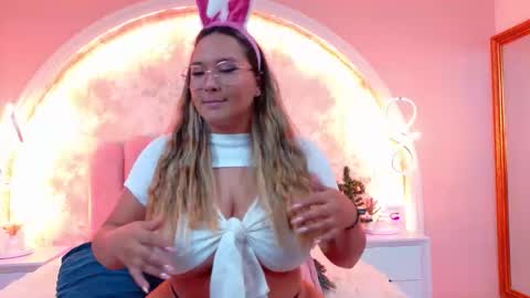 Snapshot of mialaurents chatting on 12-15-25, 04:28 Mia online show from 12-15-25, 04:28