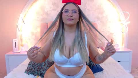 Snapshot of mialaurents chatting on 01-08-26, 05:10 Mia online show from 01-08-26, 05:10