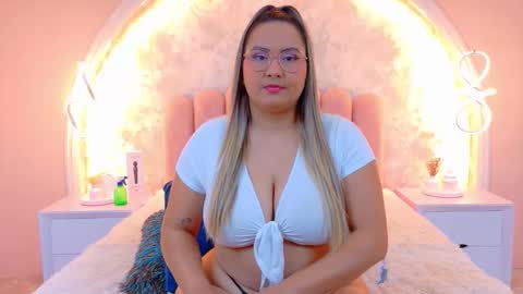 Snapshot of mialaurents chatting on 02-25-26, 04:44 Mia online show from 02-25-26, 04:44