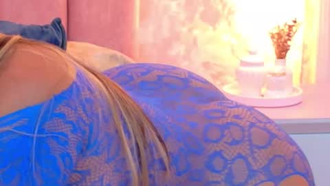 Mia online show from 04-30-26, 04:41