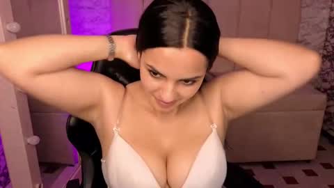 Snapshot of mialover_v chatting on 10-05-25, 01:26 Hi Stream 1500 to 2100 online show from 10-05-25, 01:26