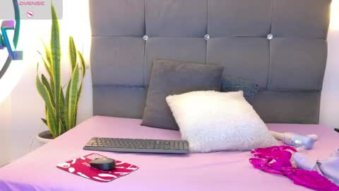 Snapshot of miamackleyn_ chatting on 05-08-26, 01:38 MIA online show from 05-08-26, 01:38