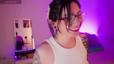 Snapshot of miami_18_ chatting on 02-15-26, 01:35 Lili online show from 02-15-26, 01:35