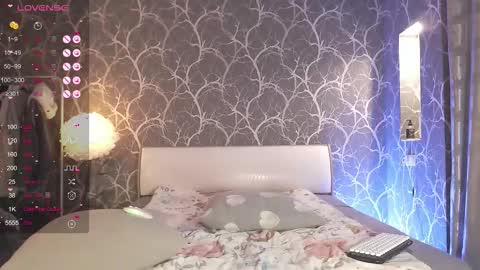 Mia online show from 11-05-25, 02:39