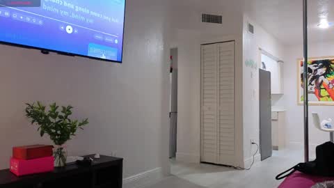 Snapshot of miamiworld chatting on 05-24-26, 08:30 MiamiWorld online show from 05-24-26, 08:30