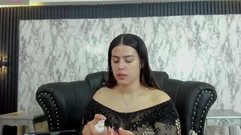 Snapshot of miamontoya chatting on 02-06-25, 12:48 Mia -5 7001400 Follow online show from 02-06-25, 12:48