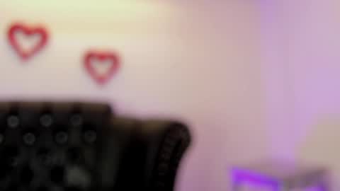 Snapshot of miamontoya chatting on 02-20-25, 11:54 Mia -5 7001400 Follow online show from 02-20-25, 11:54