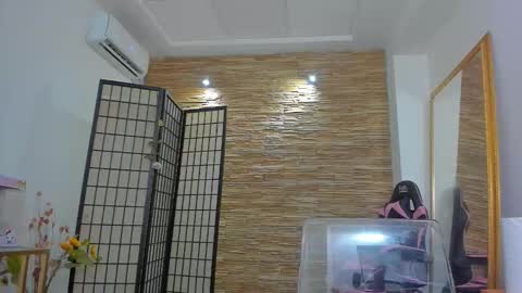 Snapshot of mianoirr chatting on 03-07-26, 07:33 Mia online show from 03-07-26, 07:33