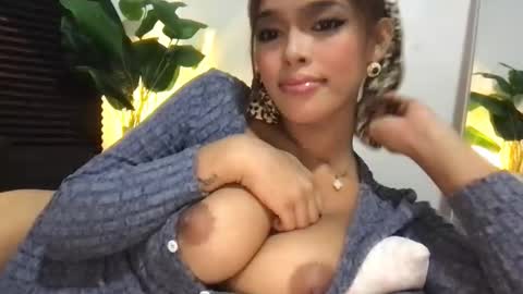 Mia online show from 09-17-25, 07:04