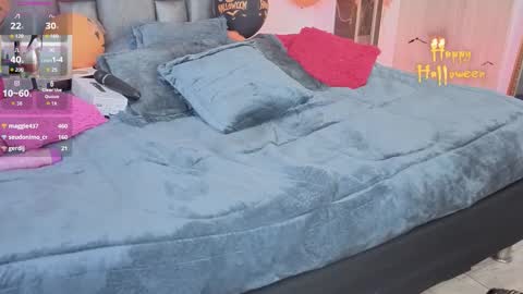 Snapshot of miarobertsmilf chatting on 10-31-25, 07:20 Mia Milf online show from 10-31-25, 07:20