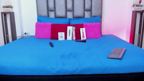 Snapshot of miarobertsmilf chatting on 11-06-25, 10:32 Mia Milf online show from 11-06-25, 10:32