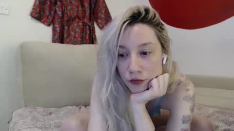 Mia online show from 10-02-25, 02:51