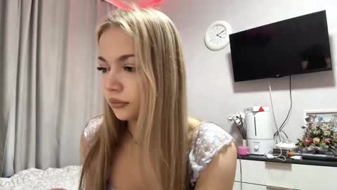 Snapshot of miasuszynski chatting on 03-10-26, 08:36 Milana online show from 03-10-26, 08:36