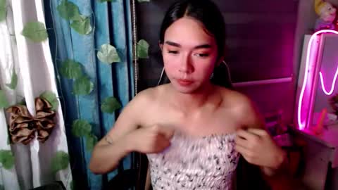 Snapshot of miatrixs chatting on 01-11-26, 10:42 Mia online show from 01-11-26, 10:42