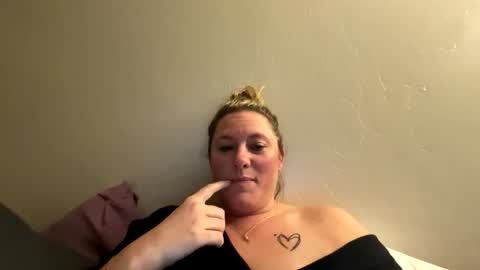 Snapshot of michelle8101 chatting on 03-26-26, 04:29 Michelle online show from 03-26-26, 04:29