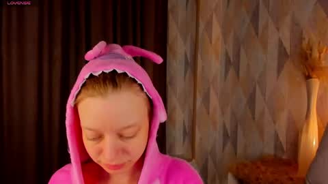 Snapshot of michelle_blond chatting on 05-18-26, 01:02 michelle_blond online show from 05-18-26, 01:02