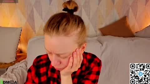 Snapshot of michelle_blond chatting on 05-18-26, 04:07 michelle_blond online show from 05-18-26, 04:07