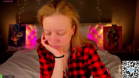 Snapshot of michelle_blond chatting on 05-19-26, 01:56 michelle_blond online show from 05-19-26, 01:56