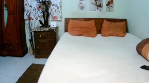 Snapshot of miel_07 chatting on 06-12-26, 06:34 miel_07 online show from 06-12-26, 06:34