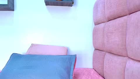 Snapshot of miia_01_ chatting on 09-23-25, 11:57 Mia online show from 09-23-25, 11:57