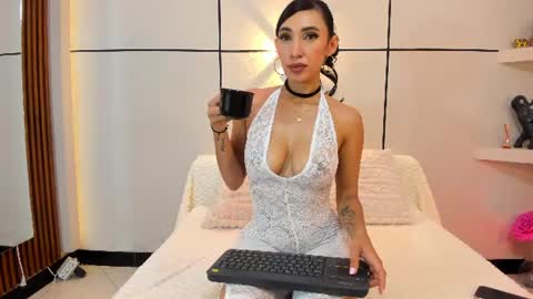 Snapshot of miia_parker_ chatting on 06-10-26, 12:26 online show from 06-10-26, 12:26