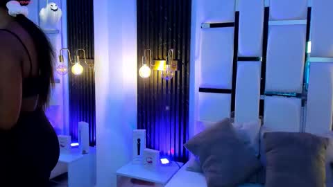 Miia Schwarz  online show from 10-28-25, 10:01