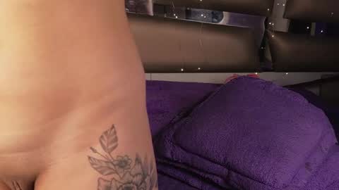 Mia online show from 04-28-26, 02:27