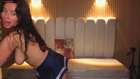 miiaa_evans1 online show from 12-19-25, 07:43