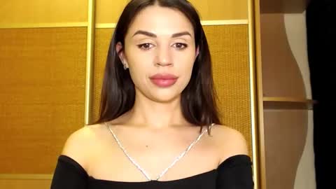 Mika online show from 02-05-25, 01:22