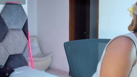 Snapshot of mikaelastonne chatting on 05-25-26, 07:09 Mikaela blondie bigass online show from 05-25-26, 07:09