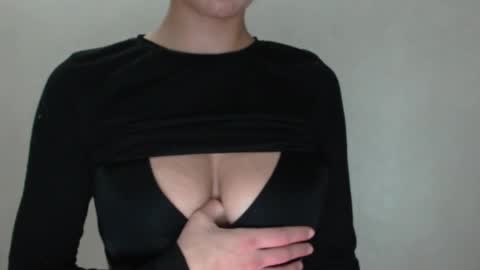 Snapshot of mikahdos chatting on 03-12-25, 11:01 SORAYA online show from 03-12-25, 11:01