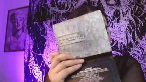 Mika online show from 12-21-25, 09:55