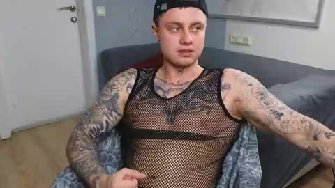 Snapshot of mike___magic chatting on 03-12-25, 01:40 Mike Magic online show from 03-12-25, 01:40