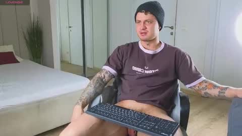 Snapshot of mike___magic chatting on 12-14-25, 05:35 Mike Magic online show from 12-14-25, 05:35